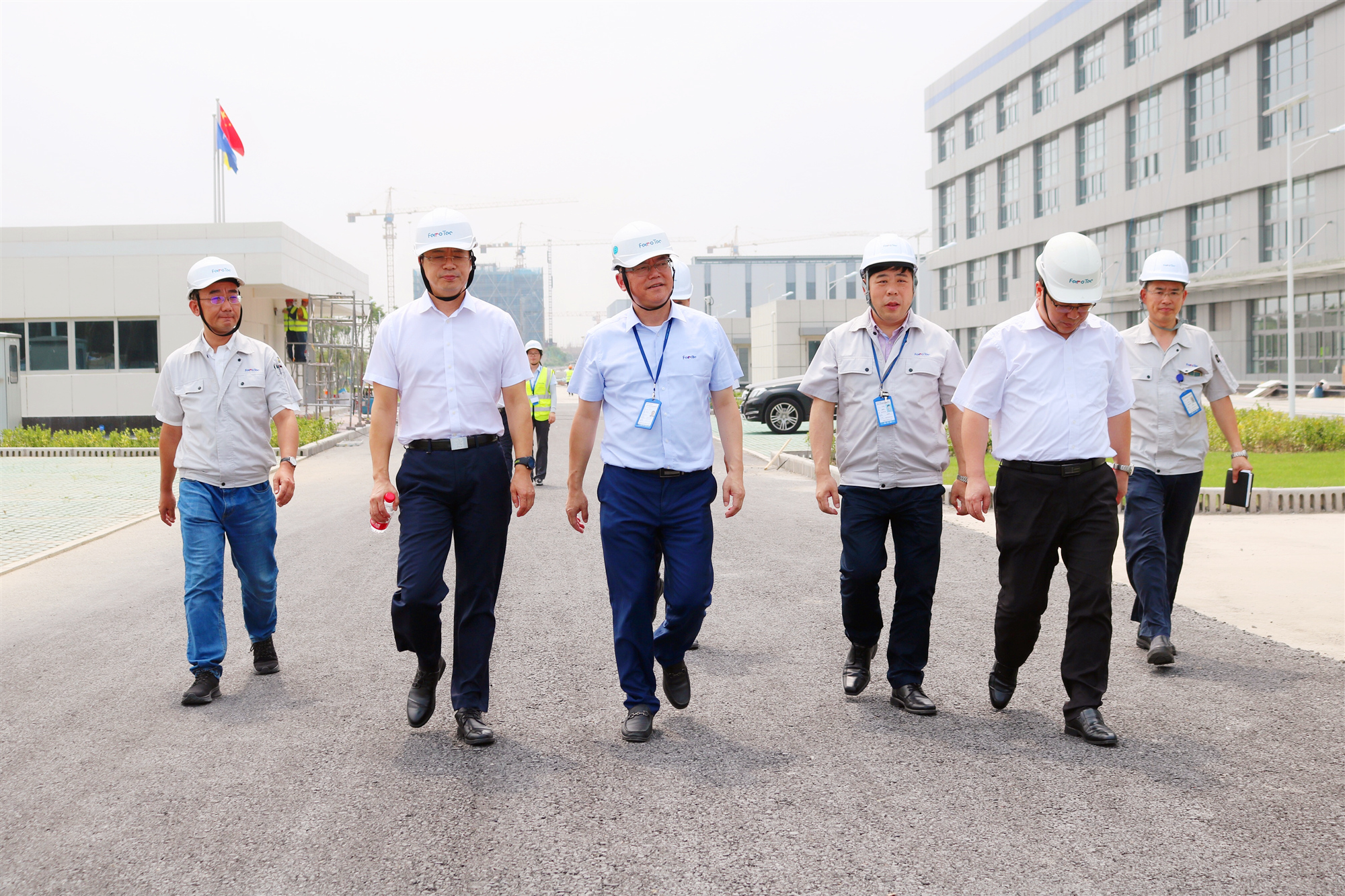 1574304323238914l76y.jpg 東臺市開(kāi)發(fā)區管委會(huì )王曉峰書(shū)記參觀(guān)中芯晶圓(7-06)_副本 - 副本.jpg