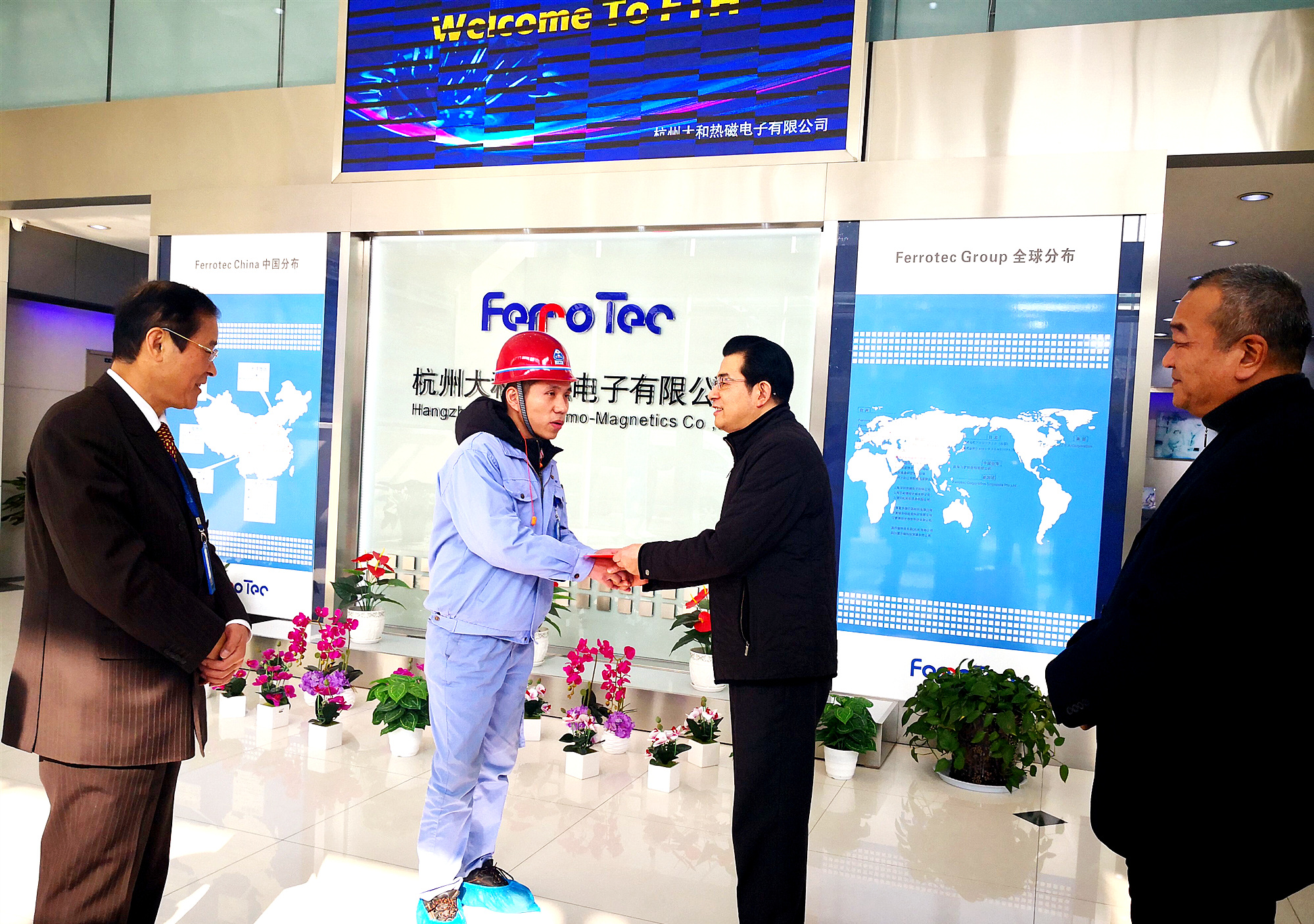 1558595467789811sBPT.jpg 俞少平書(shū)記慰問(wèn)困難職工王新成.jpg