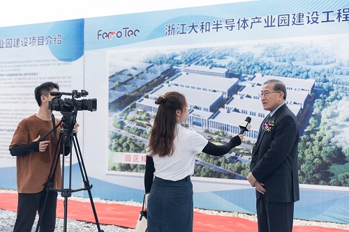 9賀主席接受常山傳媒記者采訪(fǎng) - 副本.jpg