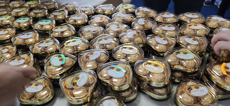 1640158009144160Uhsl.jpg 6食堂奉獻的愛(ài)心-單獨贈送的巧克力.jpg