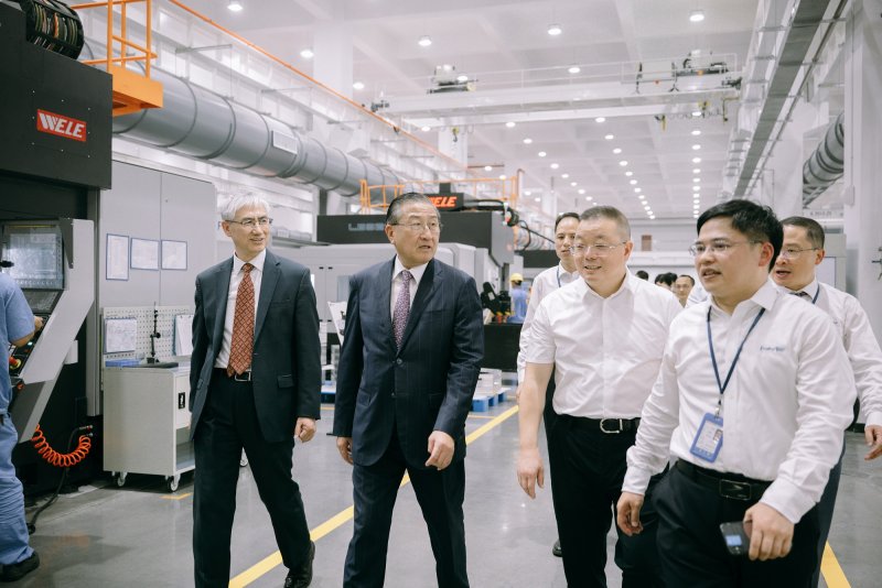 1658727893888261RfeA.jpg 參觀(guān)真空車(chē)間.jpg