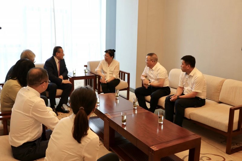 1658727955112396MfP5.jpg 徐市長(cháng)和賀主席交流.jpg