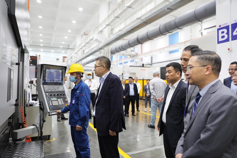 1683610009425768mwpx.jpg (常山發(fā)布)張雁云副省長(cháng)參觀(guān)真空六車(chē)間.jpg